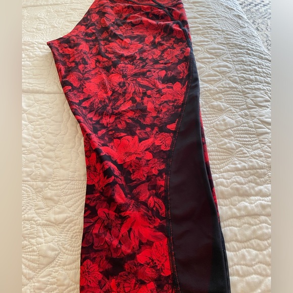 Like new Lululemon crop legging - Picture 2 of 6